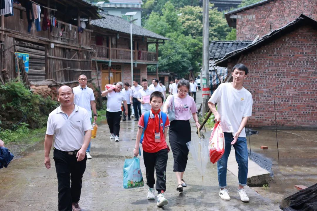 南宫体育照明2023捐赠广西融水大浪镇中心小学爱心公益活动-公司新闻-南宫体育照明官网